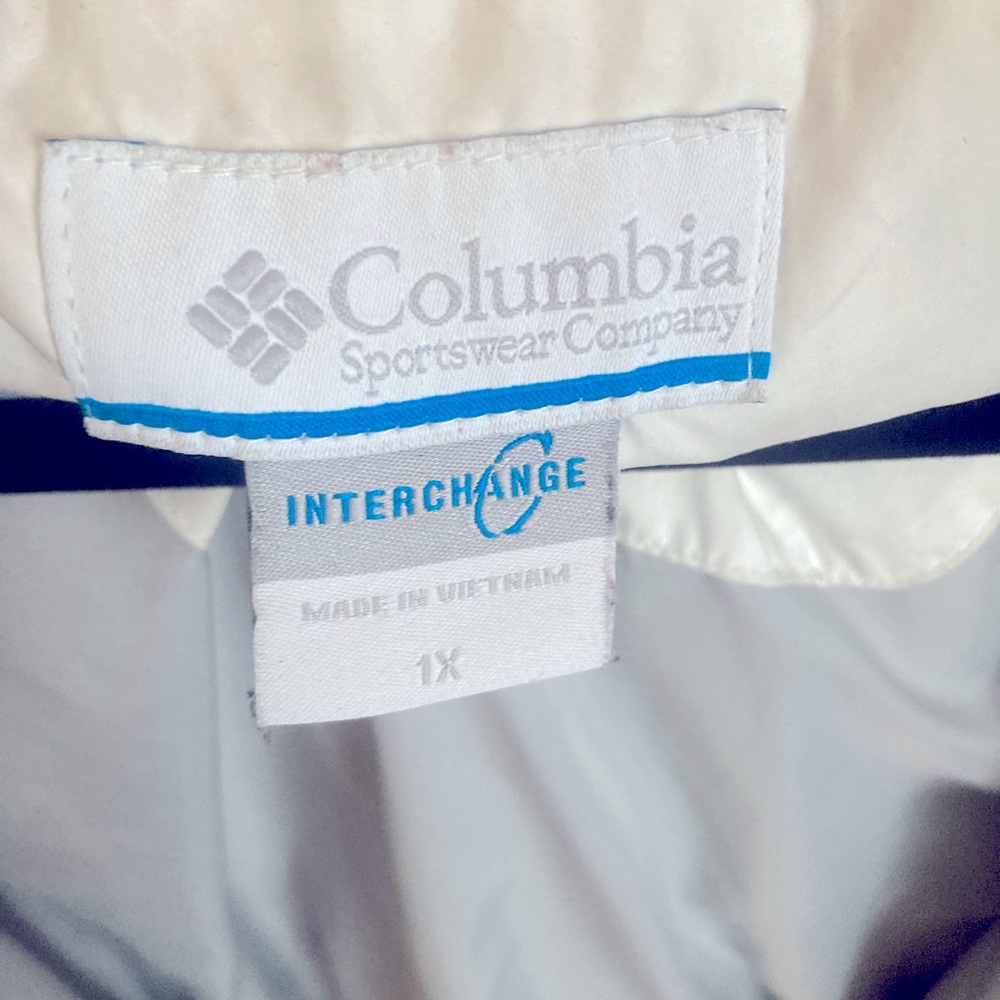Columbia coat has two part to.
